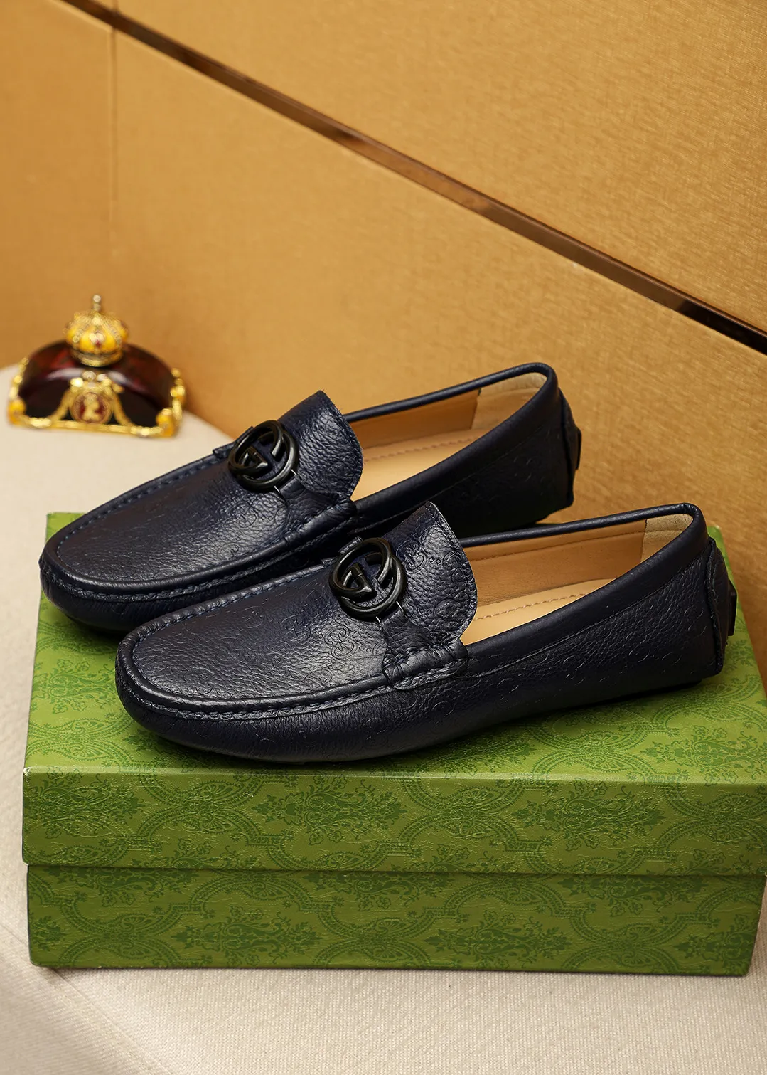 Men's shoes 💰420 💐 Product trademark: GUCCI "Gucci" Doudou shoes Regular size: 38-44 (45🉑️customized) Product materials: Selected imported first-layer calfskin embossed upper + luxury hardware buckle, imported sheep 🐑 leather lining. Strong three-dimensional visual effect, original outsole color: 2 colors available